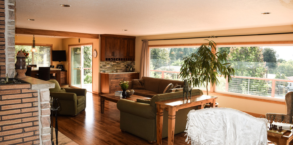 Foto di un soggiorno chic aperto con angolo bar, pareti gialle e pavimento in legno massello medio