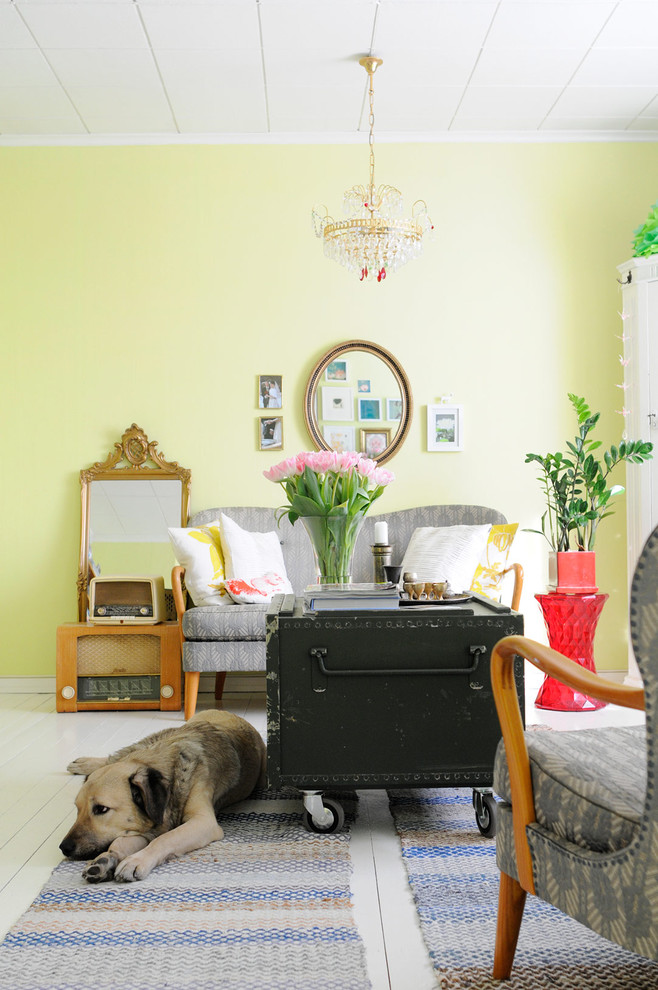 Inspiration för ett eklektiskt vardagsrum, med gula väggar och målat trägolv