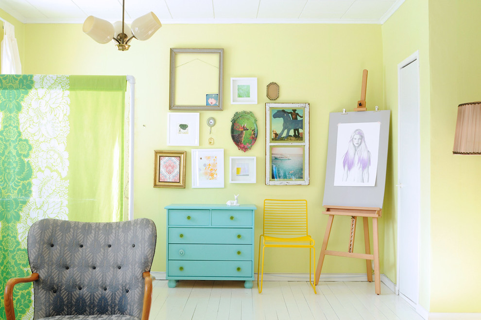 Modernes Wohnzimmer mit gebeiztem Holzboden, gelber Wandfarbe und weißem Boden in Sonstige