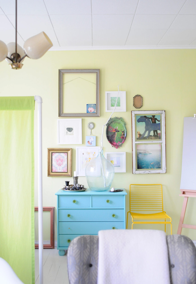 Eklektisches Wohnzimmer mit gelber Wandfarbe in Sonstige