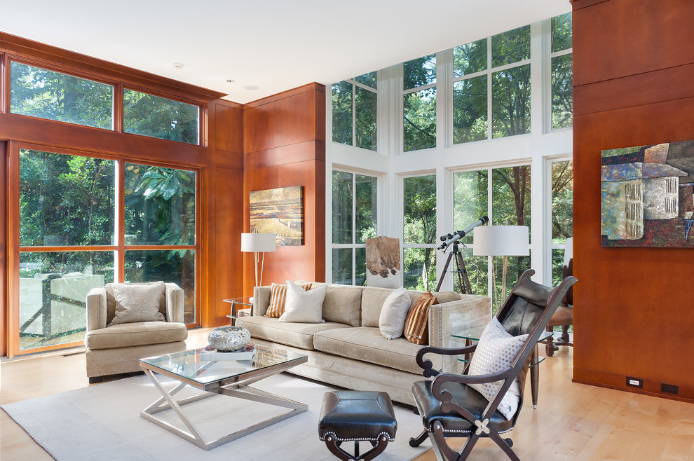Immagine di un grande soggiorno minimal aperto con parquet chiaro, sala formale, pareti marroni e nessuna TV