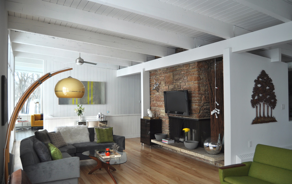 На фото: гостиная комната в стиле ретро с стандартным камином