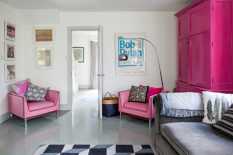 Идея дизайна: изолированная, парадная гостиная комната в морском стиле с белыми стенами, серым полом и ковром на полу