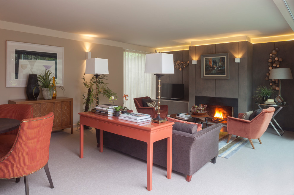 Offenes Klassisches Wohnzimmer mit beiger Wandfarbe, Teppichboden, Kamin, Kaminumrandung aus Metall, freistehendem TV und beigem Boden in Dublin
