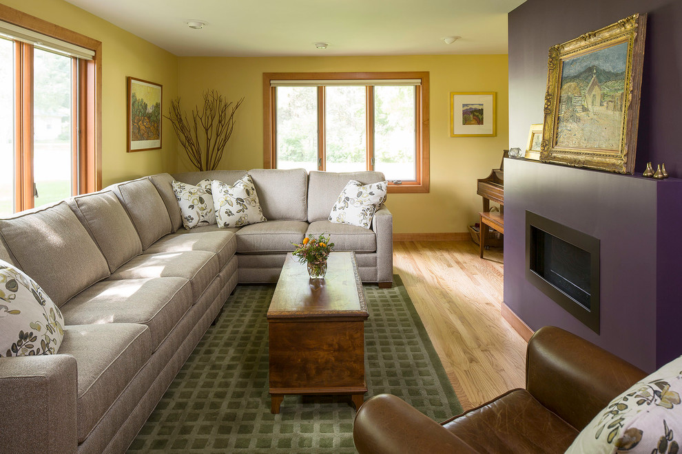 Immagine di un soggiorno tradizionale con pareti viola