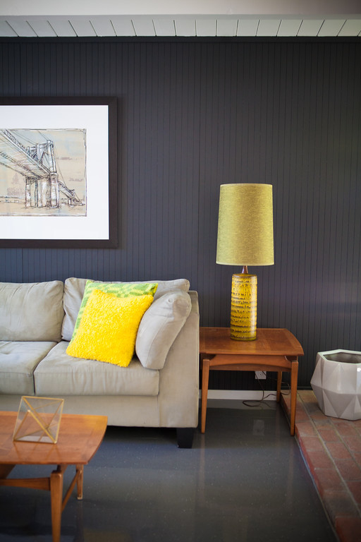 Esempio di un soggiorno moderno con pareti nere e pavimento in vinile