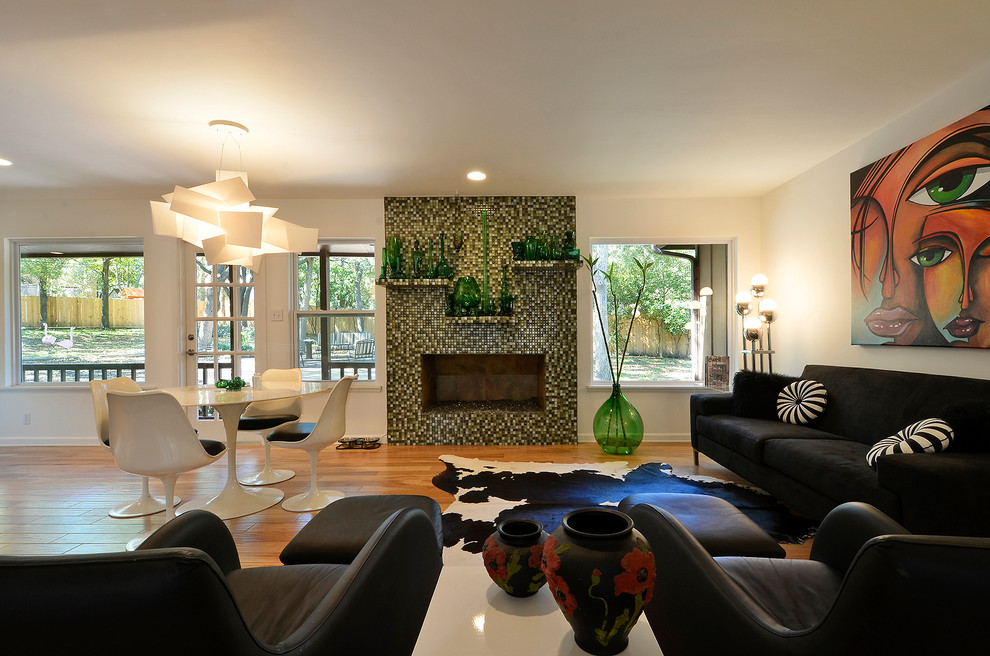 Modernes Wohnzimmer mit gefliester Kaminumrandung in Austin
