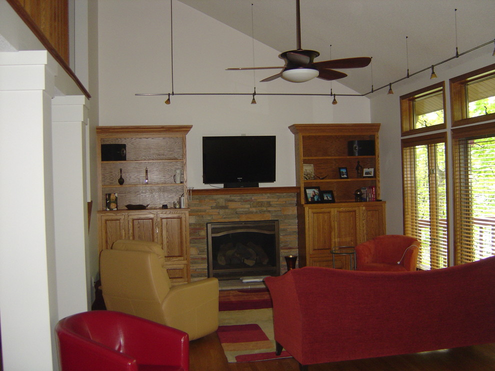 Пример оригинального дизайна: открытая гостиная комната среднего размера в классическом стиле с белыми стенами, темным паркетным полом, стандартным камином, фасадом камина из металла и отдельно стоящим телевизором