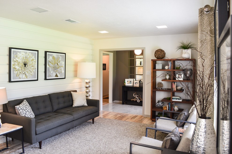 Пример оригинального дизайна: гостиная комната в современном стиле с белыми стенами и светлым паркетным полом без камина, телевизора