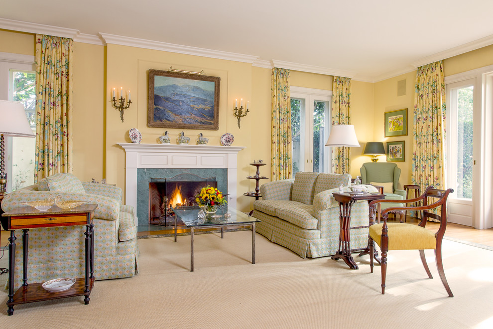 Exemple d'un grand salon chic ouvert avec une salle de réception, un mur jaune, parquet clair, une cheminée standard, un manteau de cheminée en pierre, aucun téléviseur et un sol beige.