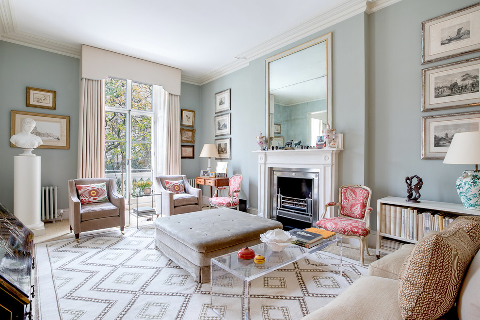 Foto di un soggiorno chic con sala formale, pareti blu, camino classico e pavimento beige