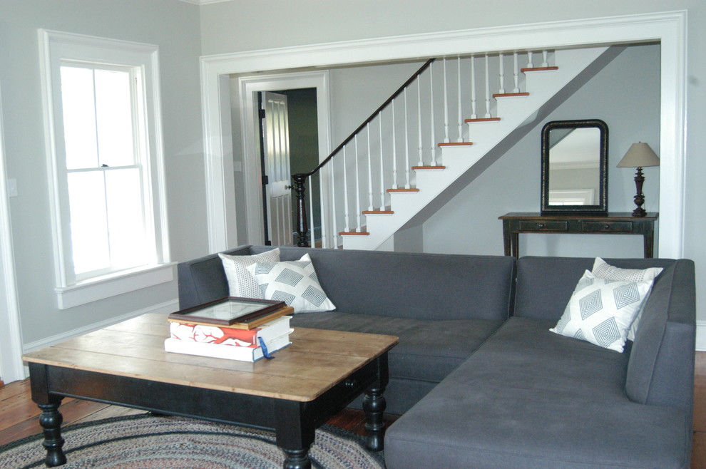 Идея дизайна: гостиная комната в стиле кантри с серыми стенами и паркетным полом среднего тона без телевизора