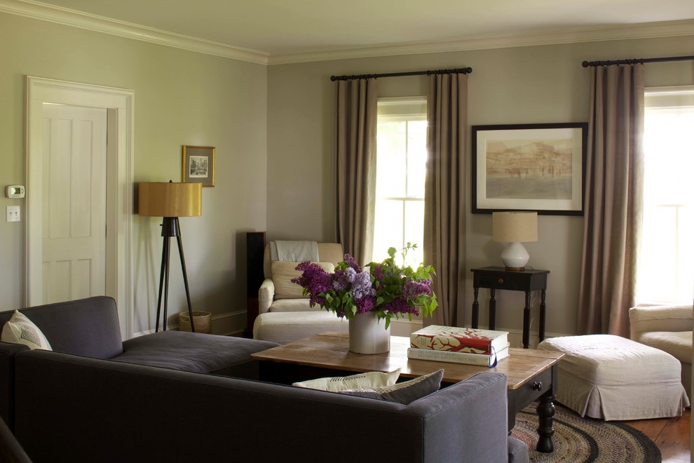 Immagine di un soggiorno country chiuso con sala formale, pareti verdi, pavimento in legno massello medio e nessuna TV