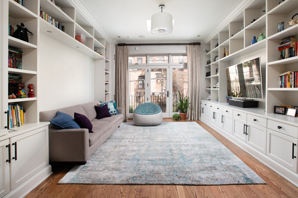 Mittelgroßes, Offenes Modernes Wohnzimmer mit beiger Wandfarbe, hellem Holzboden und blauem Boden in New York