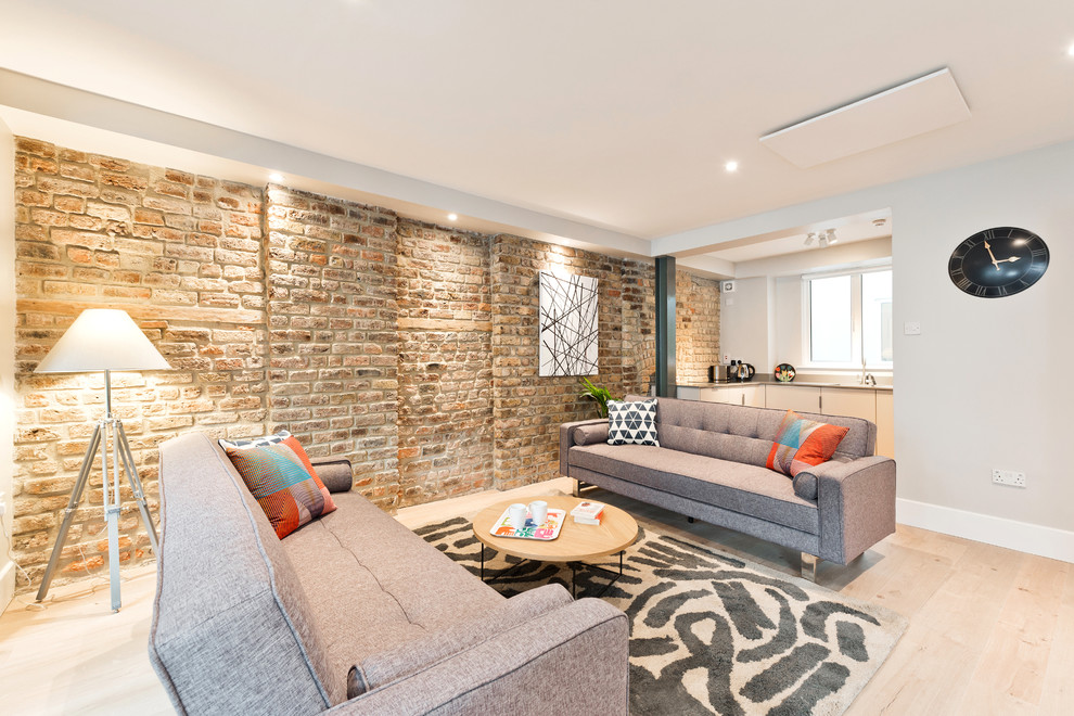 Kleines, Offenes, Fernseherloses, Repräsentatives Modernes Wohnzimmer ohne Kamin mit grauer Wandfarbe, Laminat und beigem Boden in Dublin