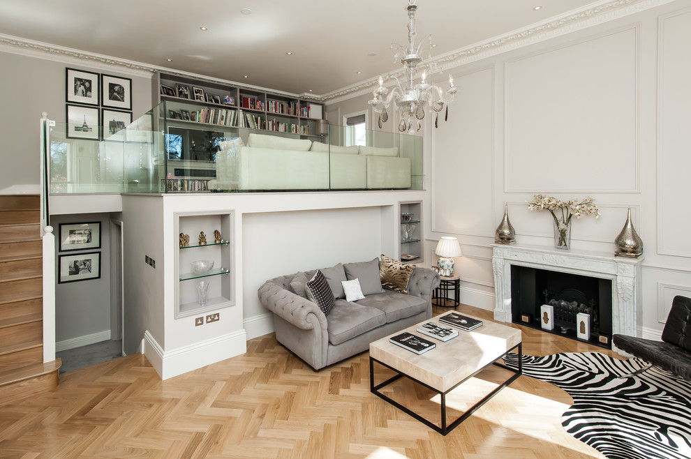 Foto di un grande soggiorno classico con sala formale, pareti beige, pavimento in legno massello medio e camino classico