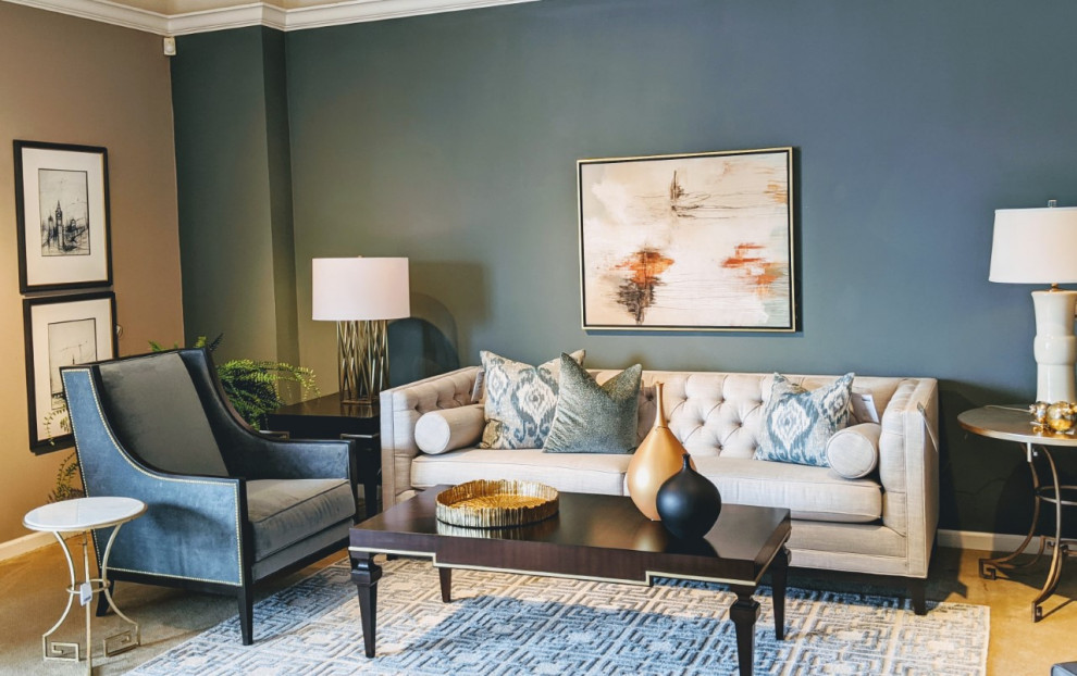 На фото: парадная, изолированная гостиная комната в стиле неоклассика (современная классика) с синими стенами и ковровым покрытием