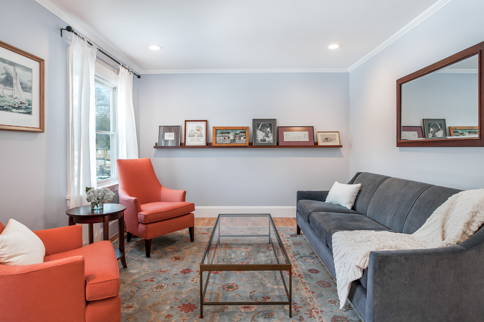 Immagine di un soggiorno chic di medie dimensioni e chiuso con pareti blu, pavimento in legno massello medio, sala formale, nessuna TV e pavimento beige
