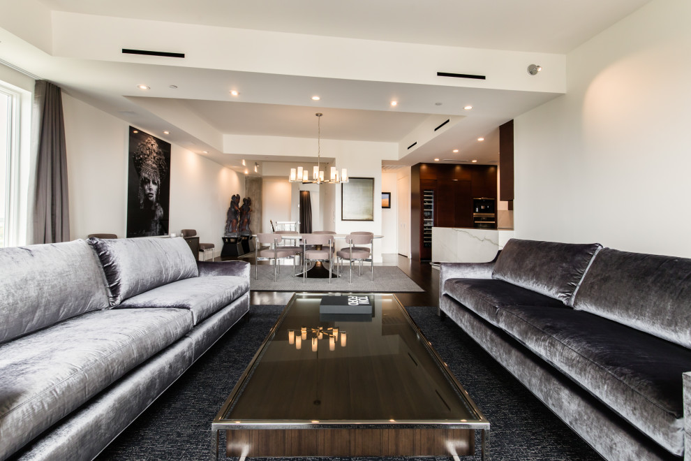 Mittelgroßes, Repräsentatives, Offenes Modernes Wohnzimmer mit weißer Wandfarbe, dunklem Holzboden und braunem Boden in Dallas