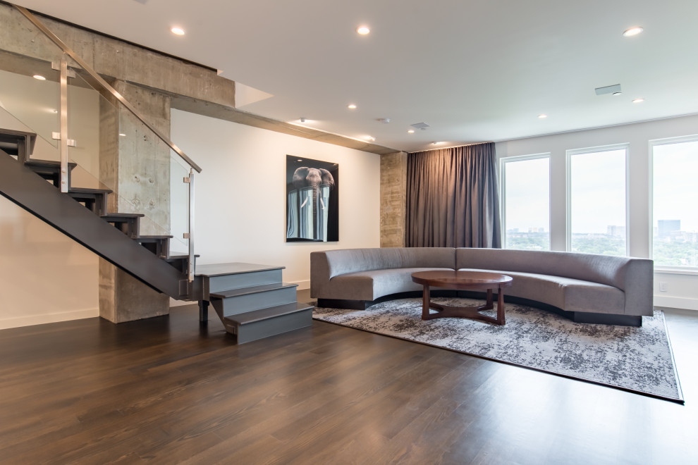 Mittelgroßes, Repräsentatives, Fernseherloses, Offenes Modernes Wohnzimmer mit weißer Wandfarbe, dunklem Holzboden und braunem Boden in Dallas
