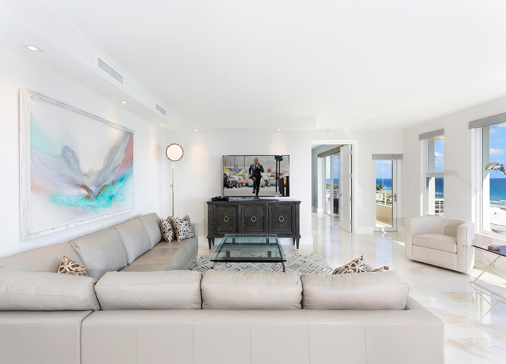 Cette photo montre un salon mansardé ou avec mezzanine tendance de taille moyenne avec une salle de réception, un mur blanc, un sol en carrelage de porcelaine, aucune cheminée, un téléviseur indépendant et un sol beige.