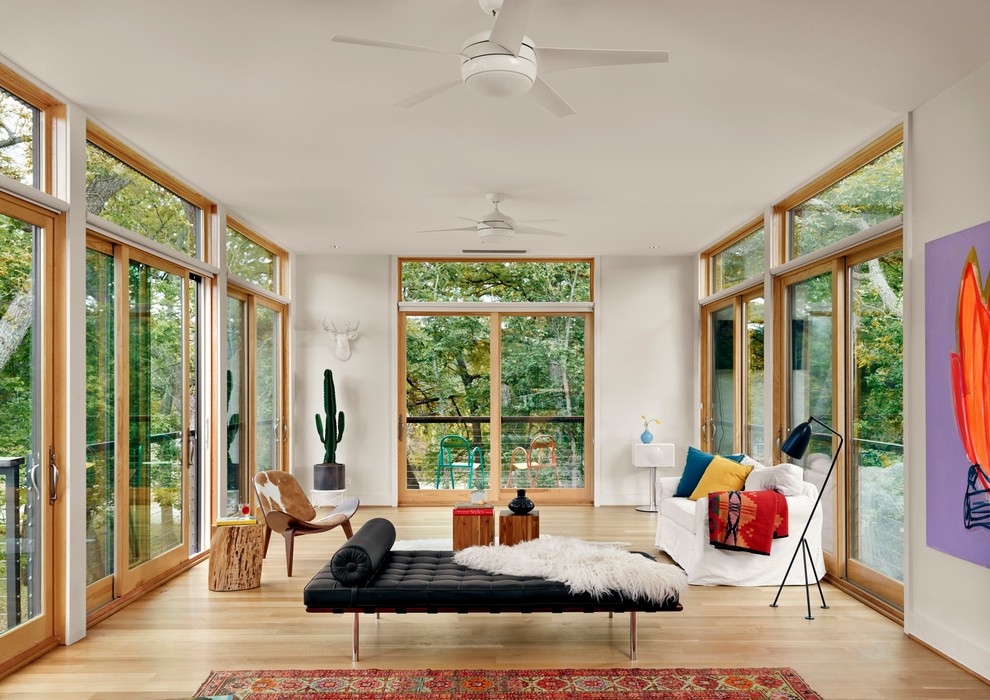 Repräsentatives, Fernseherloses Modernes Wohnzimmer ohne Kamin mit weißer Wandfarbe und hellem Holzboden in Austin