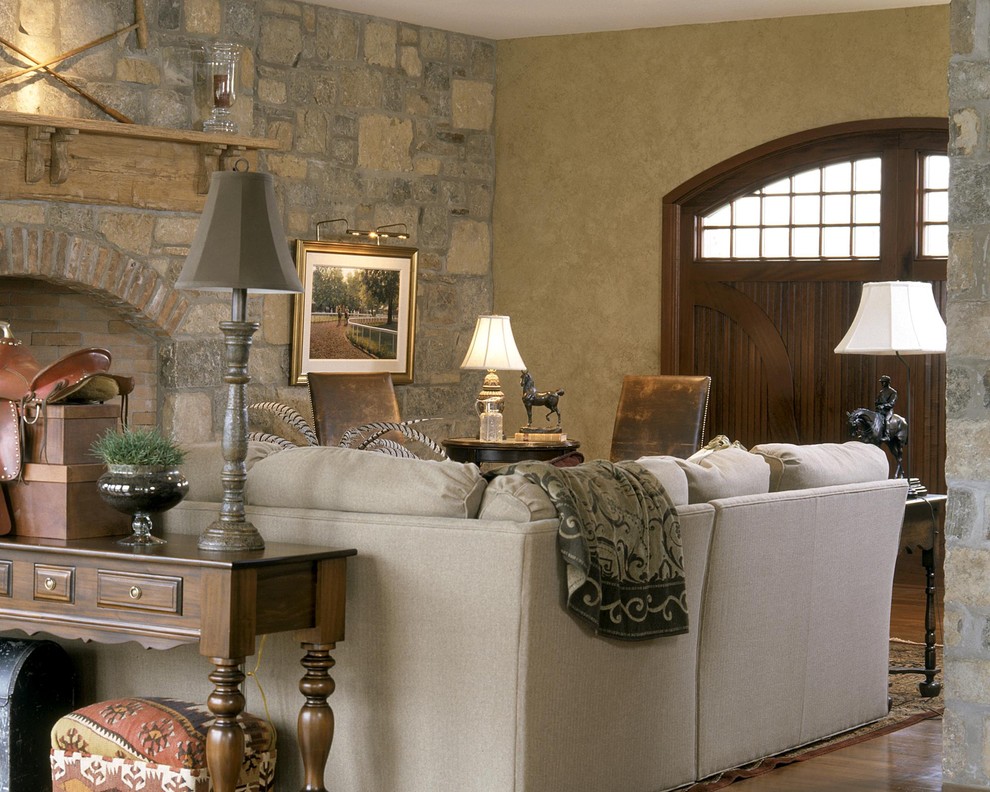 Exempel på ett klassiskt vardagsrum, med beige väggar och mellanmörkt trägolv