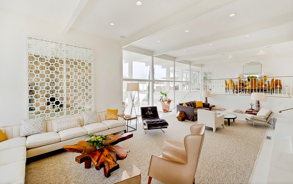 Repräsentatives Modernes Wohnzimmer mit weißer Wandfarbe in Dallas