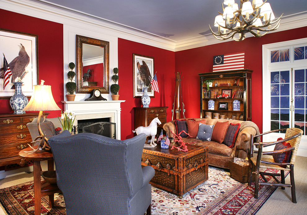 Пример оригинального дизайна: гостиная комната в викторианском стиле с красными стенами и стандартным камином без телевизора