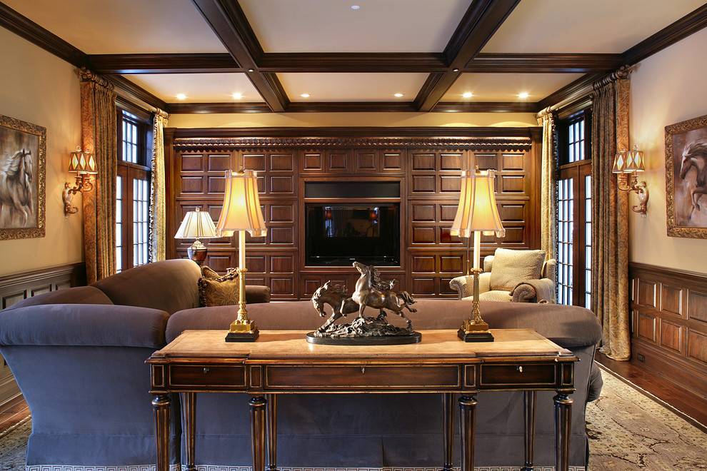 Großes, Offenes Klassisches Wohnzimmer mit braunem Holzboden und Multimediawand in New York