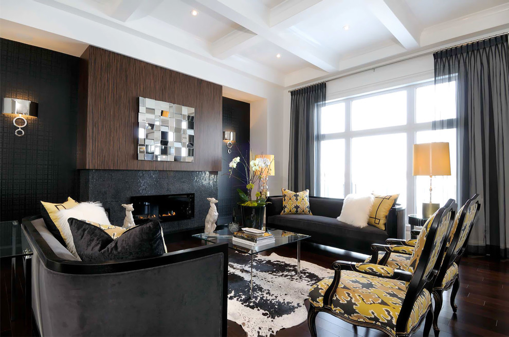 Пример оригинального дизайна: гостиная комната в современном стиле с черными стенами, фасадом камина из плитки и коричневым полом