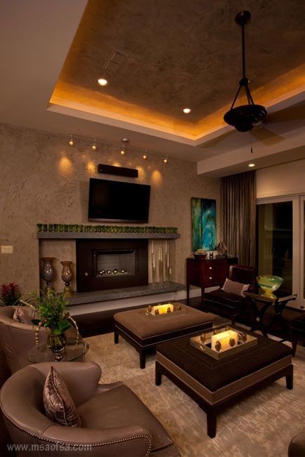 Источник вдохновения для домашнего уюта: гостиная комната в современном стиле с стандартным камином, фасадом камина из штукатурки и телевизором на стене