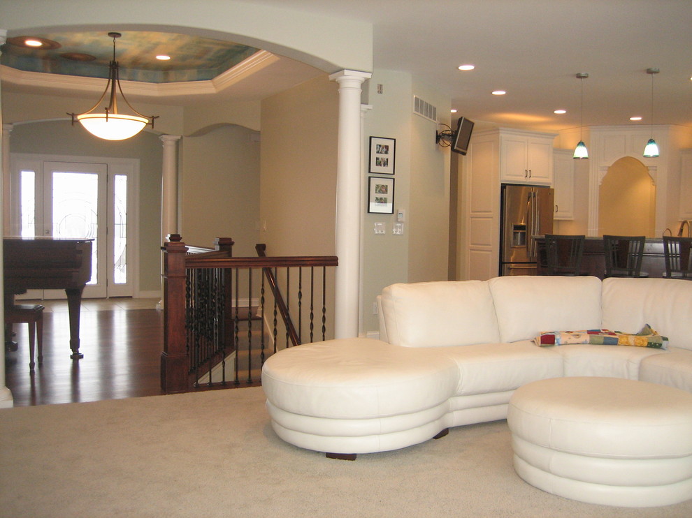 This is an example of a contemporary living room in Milwaukee.