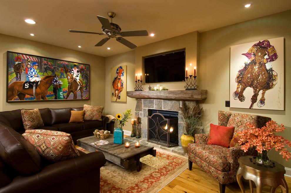 Landhaus Wohnzimmer mit beiger Wandfarbe, braunem Holzboden, Kamin, Kaminumrandung aus Stein und TV-Wand in New York