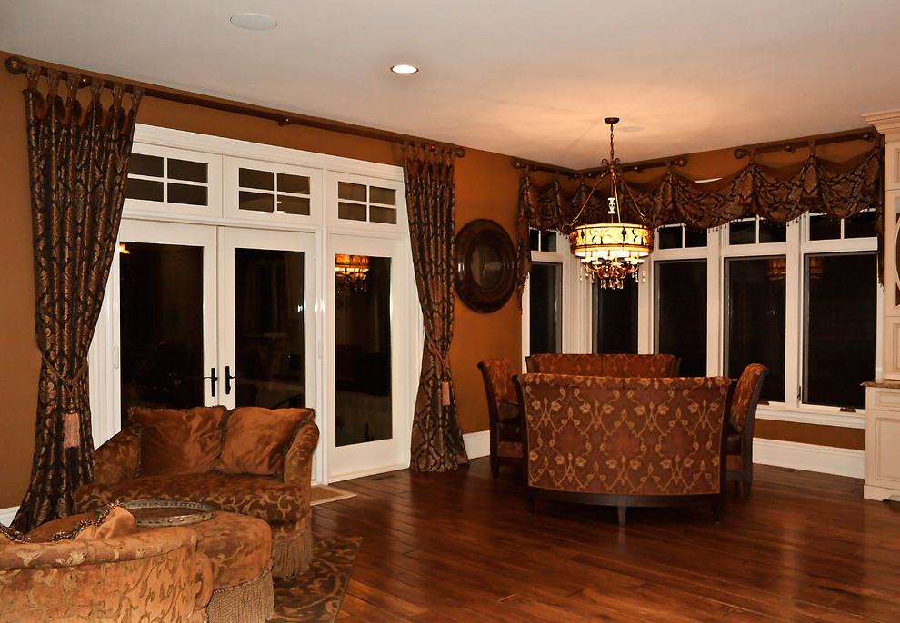 Immagine di un soggiorno moderno con pareti marroni e pavimento in legno massello medio