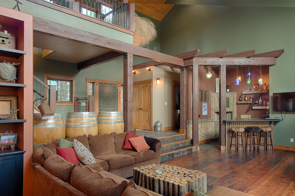 Modelo de salón con barra de bar abierto rural con paredes verdes y suelo de madera oscura