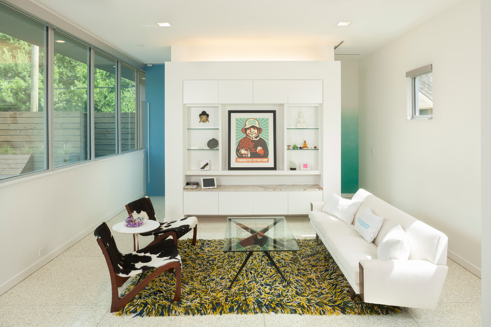 Repräsentatives Modernes Wohnzimmer mit weißer Wandfarbe in Houston