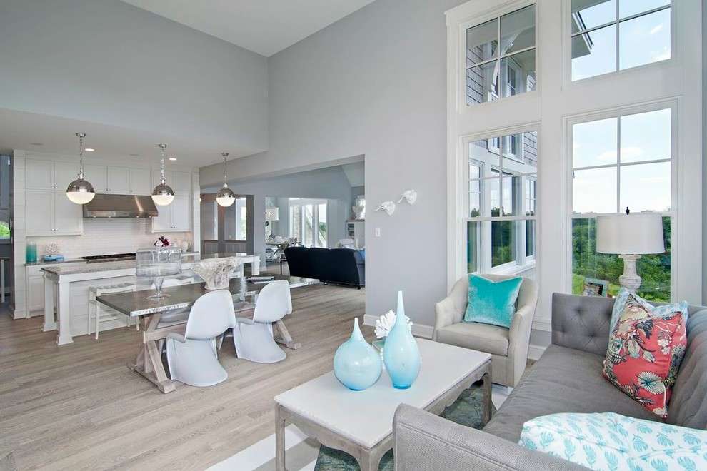 Стильный дизайн: гостиная комната в стиле неоклассика (современная классика) с серыми стенами - последний тренд