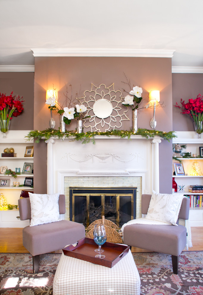 Aménagement d'un salon classique de taille moyenne avec une salle de réception, un mur violet, un sol en bois brun, une cheminée standard, un manteau de cheminée en carrelage et un sol marron.