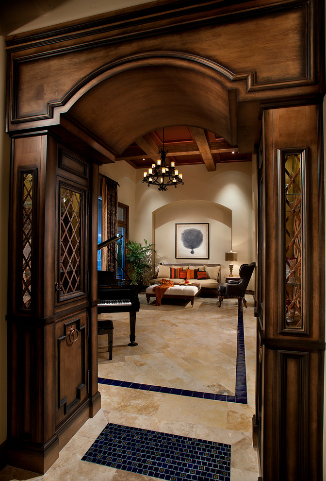 Foto di un grande soggiorno mediterraneo chiuso con sala formale, pareti beige e pavimento in marmo