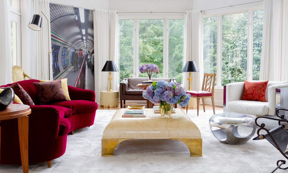 Immagine di un soggiorno minimal con sala formale, pareti bianche e pavimento in legno massello medio