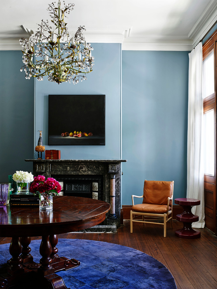 Стильный дизайн: открытая, парадная гостиная комната среднего размера в современном стиле с темным паркетным полом, стандартным камином, фасадом камина из камня и синими стенами - последний тренд