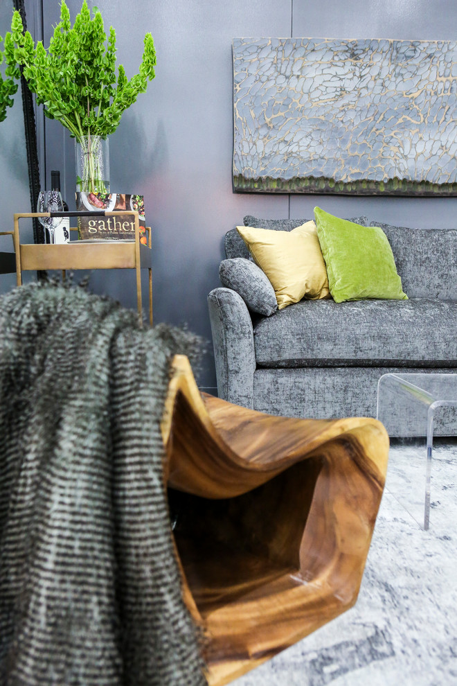 Foto di un soggiorno design di medie dimensioni e aperto con angolo bar, pareti grigie, moquette e TV a parete