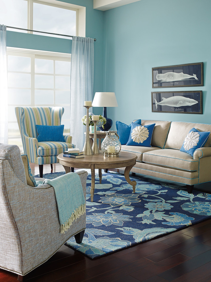 Idee per un grande soggiorno stile marinaro aperto con pareti blu e parquet scuro