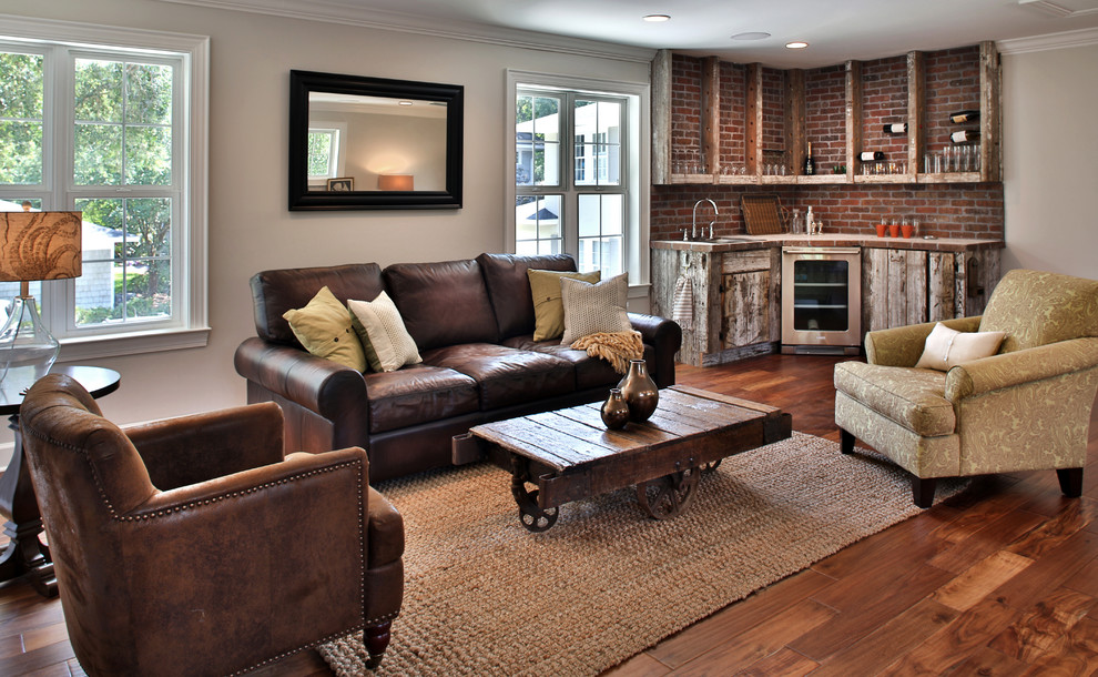 Imagen de salón abierto tradicional con paredes grises y suelo de madera en tonos medios