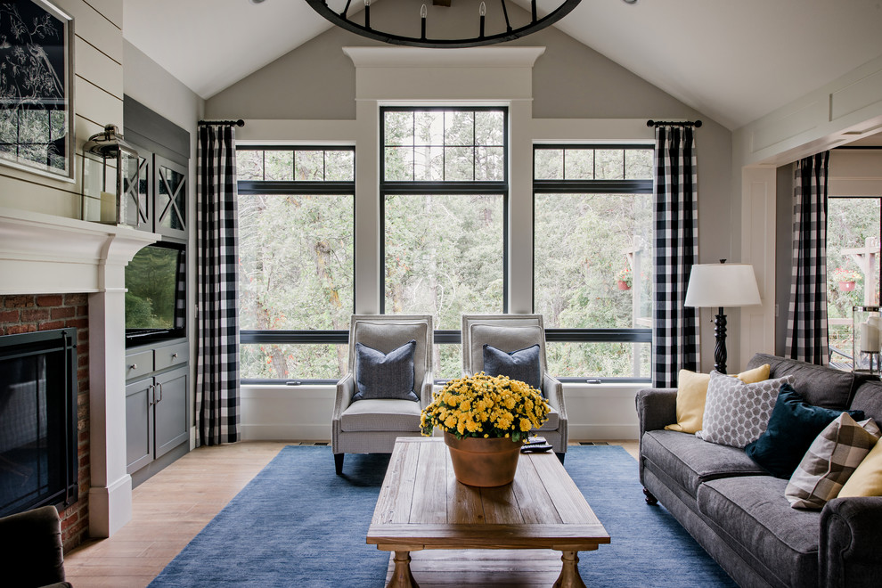 Landhausstil Wohnzimmer mit beiger Wandfarbe, hellem Holzboden, Kamin, Kaminumrandung aus Backstein, Multimediawand und beigem Boden in Denver