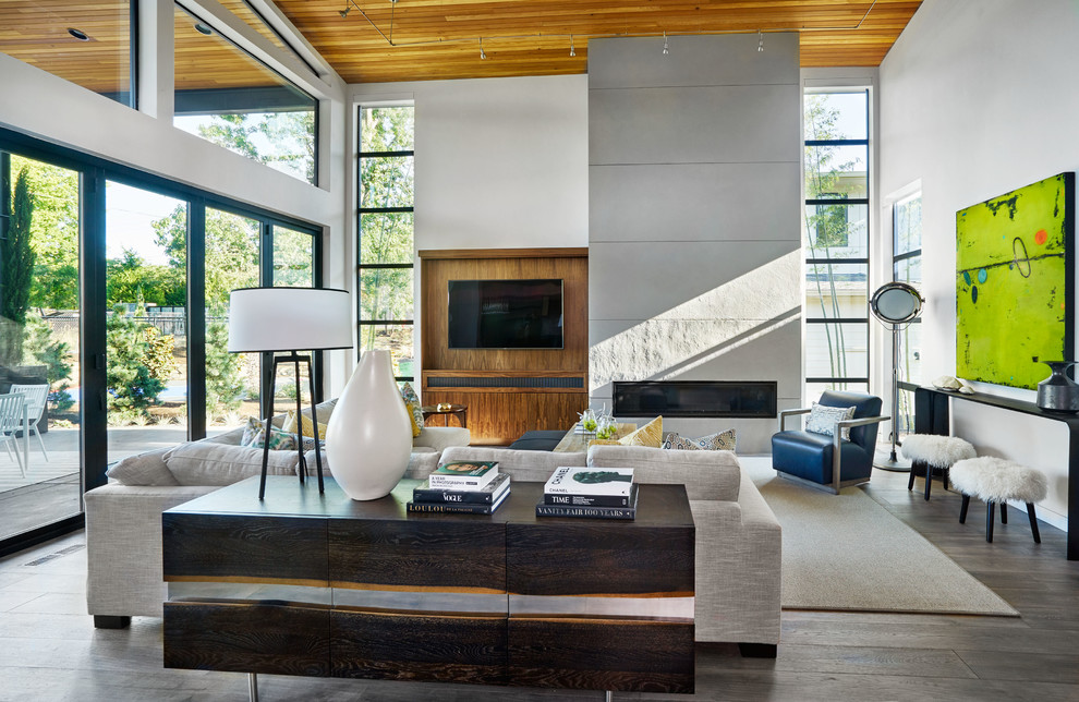 Großes, Offenes Modernes Wohnzimmer mit weißer Wandfarbe, braunem Holzboden, Kamin und TV-Wand in Portland