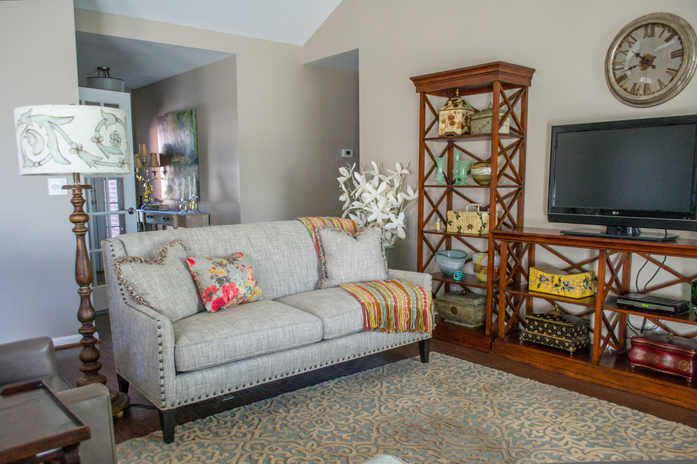 Immagine di un soggiorno con pareti beige