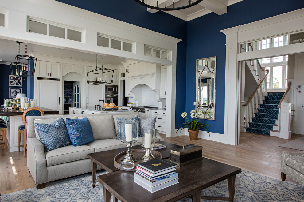 Idee per un soggiorno chic aperto con sala formale, pareti blu, pavimento in legno massello medio e pavimento marrone
