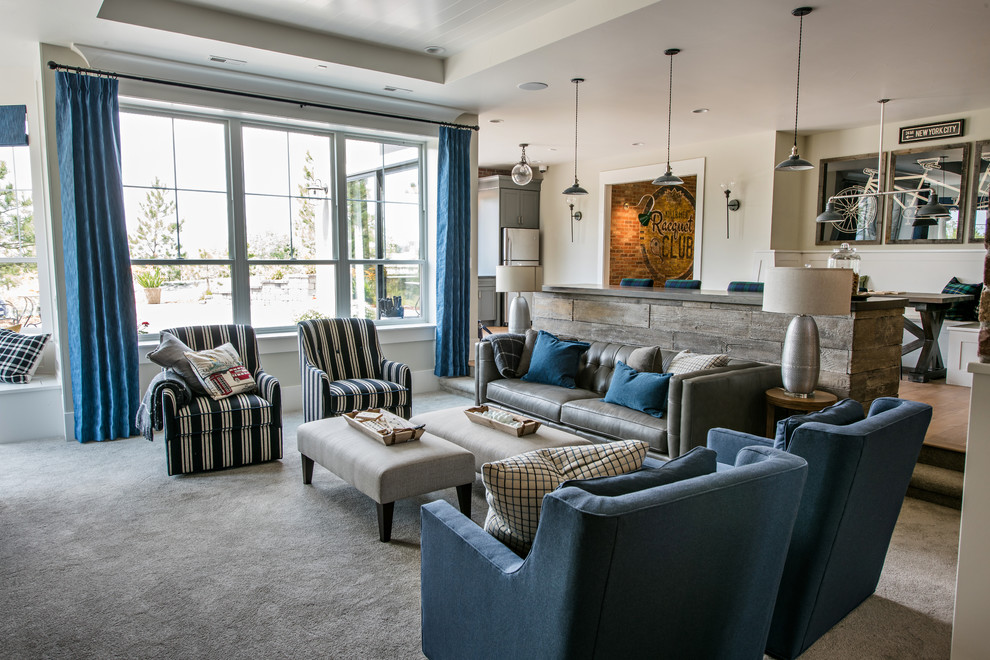 Источник вдохновения для домашнего уюта: парадная, открытая гостиная комната в стиле неоклассика (современная классика) с бежевыми стенами, ковровым покрытием, серым полом и синими шторами
